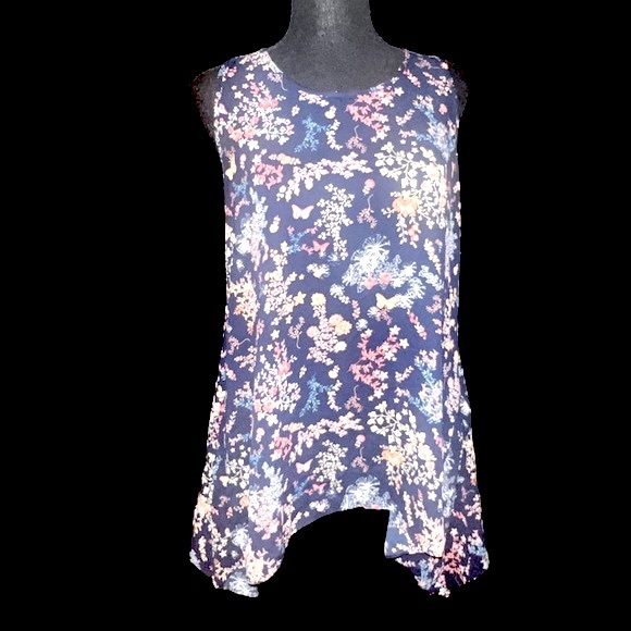 Sleeveless Waterfall Hem Floral Butterfly Trapeze Top w/ Back Lace Detail, Small - Picture 15 of 15